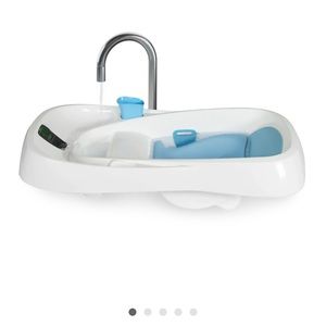 New In box 4 moms cleanwater tub